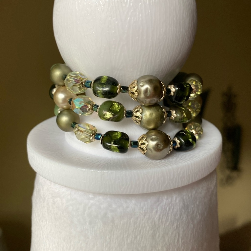 EUC Vintage Acrylic Bead/Faux Pearl/Stone Wire Wrap Bracelet Green